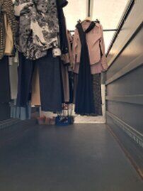 spedizione capi appesi alt="trasportocapiappesi,spedizioneshowroom,shooting,edsitasrls"